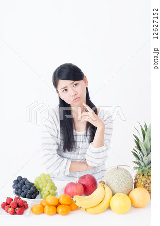 若い女性(果物) 若い女性(果物) 12627152