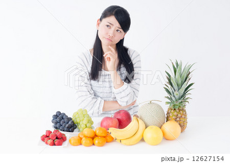 若い女性（果物） 12627154