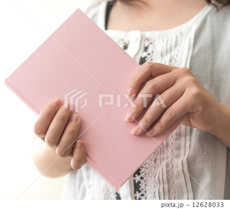 本を持つ女性 本を持つ女性 12628033
