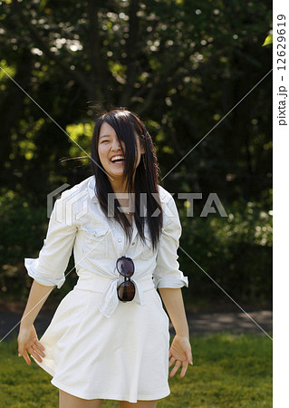 公園の女子高生 12629619