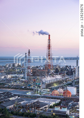四日市コンビナートの夕暮れ 12629876