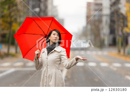 赤い傘をさす女性の写真素材