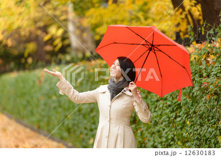 赤い傘をさす女性 12630183