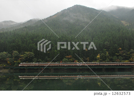 下山ダムの水面に車体を映し飛騨路を駆け抜けるJR東海のワイドビューひだ 12632573