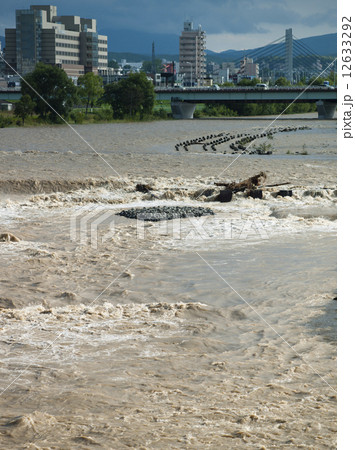 増水する川 増水する川 12633292
