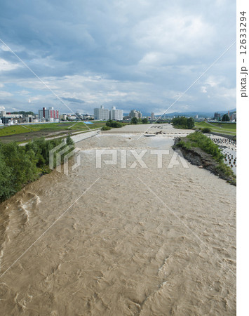 増水する川 増水する川 12633294