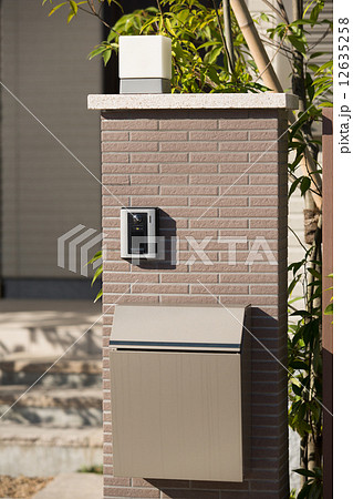 住宅の門柱とポスト 12635258