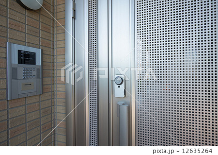 マンションの通用口 12635264
