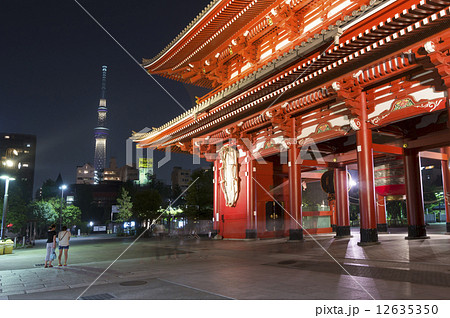 浅草寺 浅草寺と東京スカイツリー ライトアップの写真素材