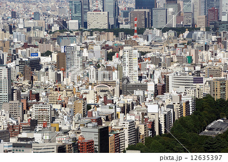 東京都市風景 丸の内 大手町 高層ビル街と東京都心の密集した街並イメージの写真素材