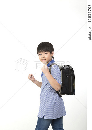 ランドセルを背負う男の子 ガッツポーズ 汎用イメージ ポートレートの写真素材