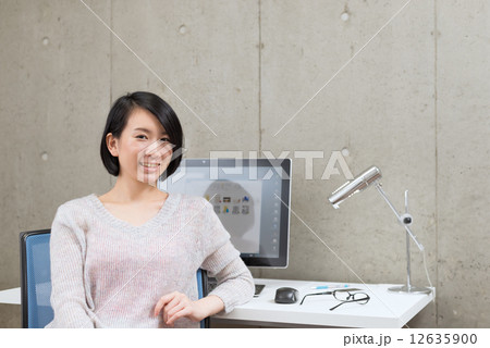 仕事中の女性 12635900