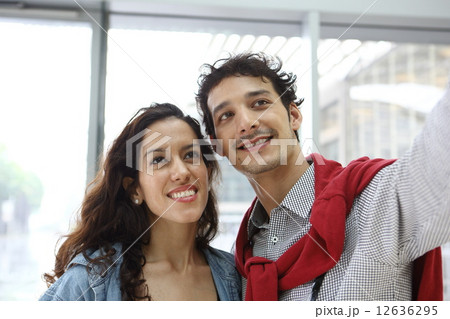 セルフィーをする二人 セルフィーをする二人 12636295