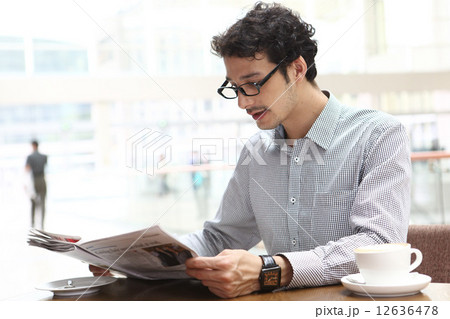 カフェで新聞を読む男性 カフェで新聞を読む男性 12636478