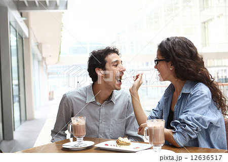 カフェで一休みする二人の外国人の写真素材