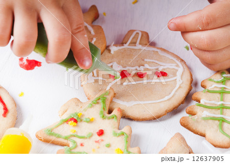 Draw on gingerbread cookies 12637905