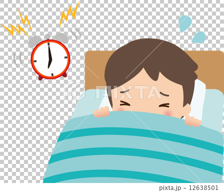 鳴っている目覚ましとベッドの中の男性 12638501