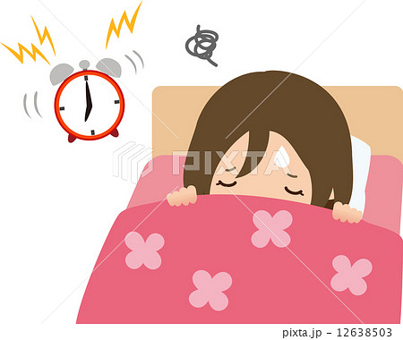 鳴っている目覚ましとベッドの中の女性 12638503