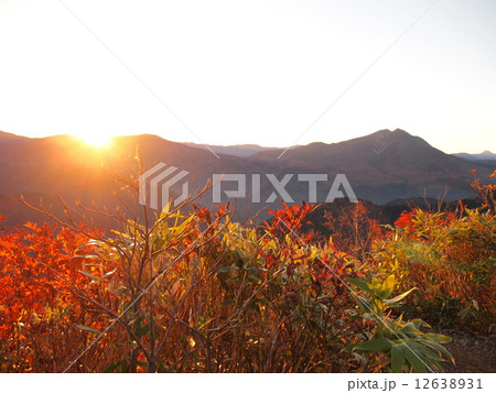 平ヶ岳台倉山からみる朝日 12638931