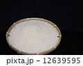 ざるに入った米 12639595