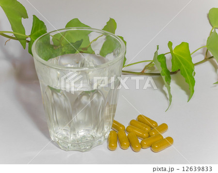 カプセルと水 12639833