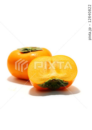 白背景にカット柿 12640822