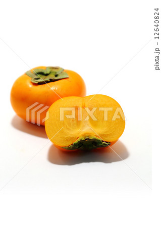 白背景にカット柿 12640824