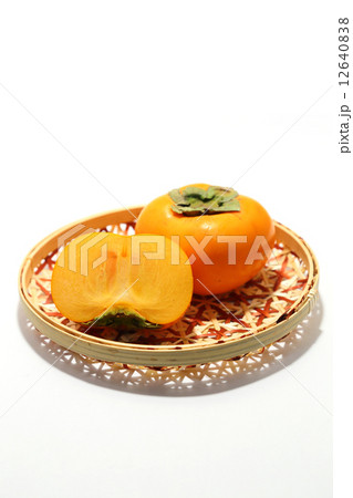 カゴの上のカット柿 12640838