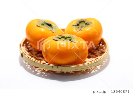 カゴにのった柿 12640871