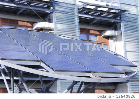 円形のソーラーパネル 12640926