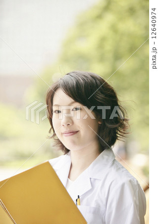 微笑む白衣の女性 12640974