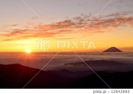 ご来光と富士山 12642683