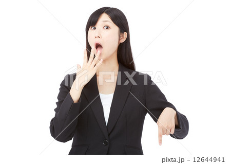 驚いて指差すビジネスウーマン 12644941