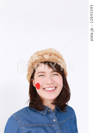 ハートをつけた女性 12645393