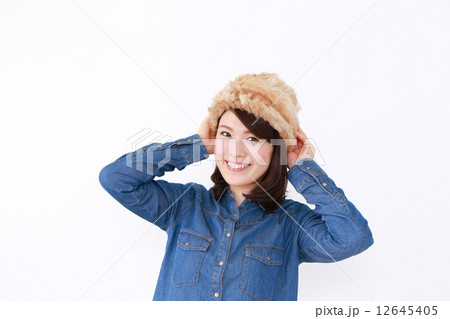 ニット帽をかぶった女性 ニット帽をかぶった女性 12645405