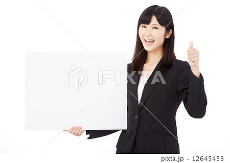 メッセージボードを持ってグッドサインするビジネスウーマン メッセージボードを持ってグッドサインするビジネスウーマン 12645453