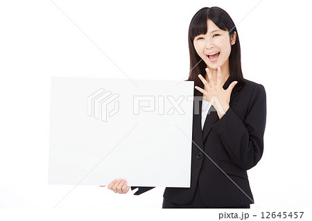 メッセージボードを持って驚くビジネスウーマン メッセージボードを持って驚くビジネスウーマン 12645457