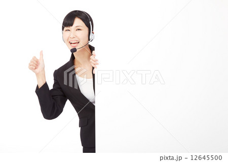 メッセージボードとグッドサインするオペレーター 12645500