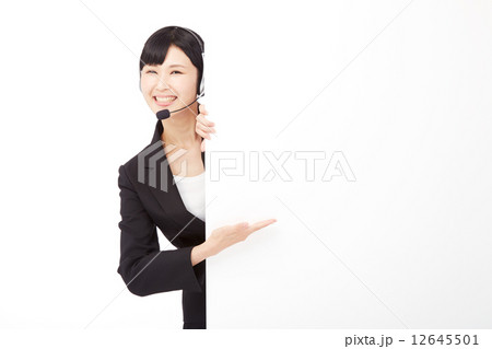 メッセージボードと案内するオペレーター 12645501