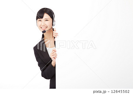 メッセージボードと笑顔のオペレーター 12645502