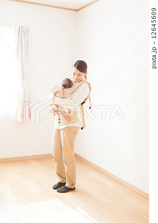 抱っこひも　生後2ヶ月の赤ちゃん 12645609