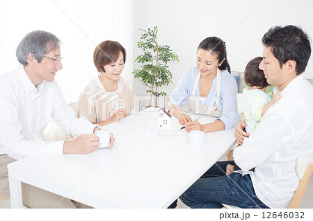 住宅購入を検討する二世帯家族 12646032