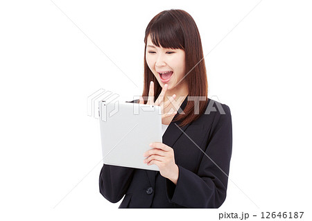 タブレットを持って驚くビジネスウーマン 12646187