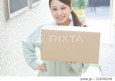 荷物を届ける女性 荷物を届ける女性 12646246