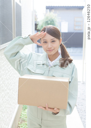 荷物を届ける女性 荷物を届ける女性 12646250