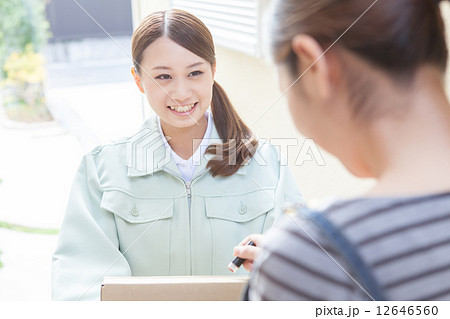 荷物を届ける女性 12646560