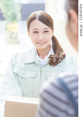 荷物を届ける女性 荷物を届ける女性 12646564