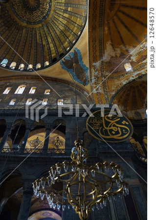 トルコ・イスタンブル　アヤソフィアの内部 12648570