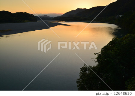 日本一の清流「仁淀川」の夕景 日本一の清流「仁淀川」の夕景 12648630