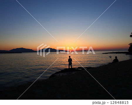 夕日と釣り人 夕日と釣り人 12648815
